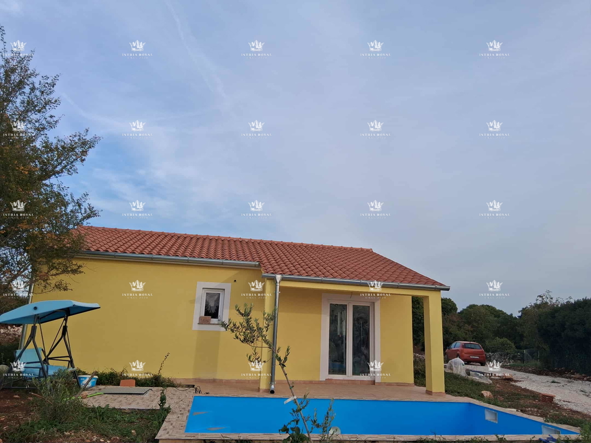 In vendita villa indipendente con piscina – Čabrunići vicino a Pola | Legalizzata | A 9 km dal mare