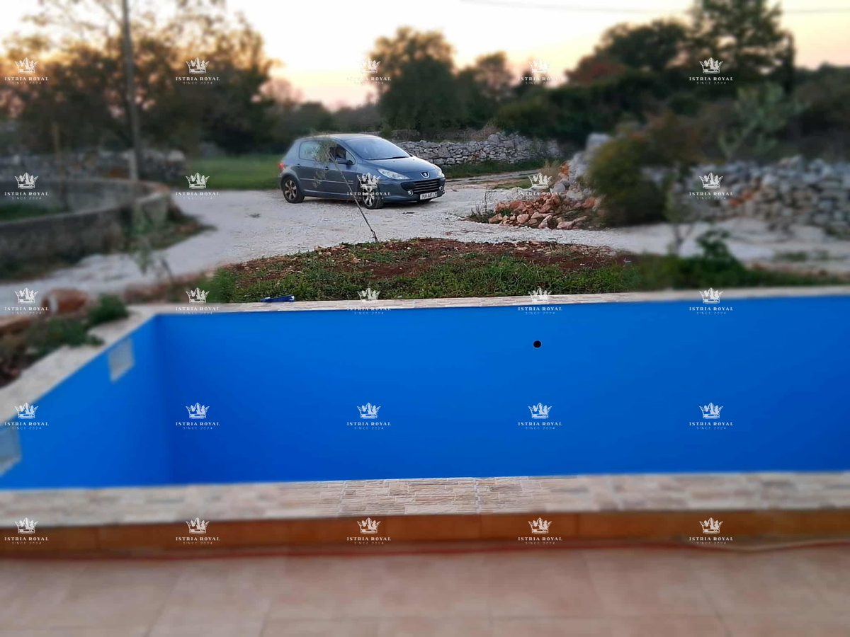 In vendita villa indipendente con piscina – Čabrunići vicino a Pola | Legalizzata | A 9 km dal mare