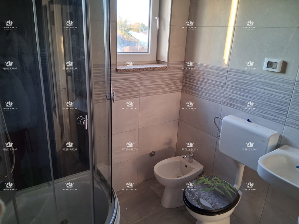 In vendita villa indipendente con piscina – Čabrunići vicino a Pola | Legalizzata | A 9 km dal mare