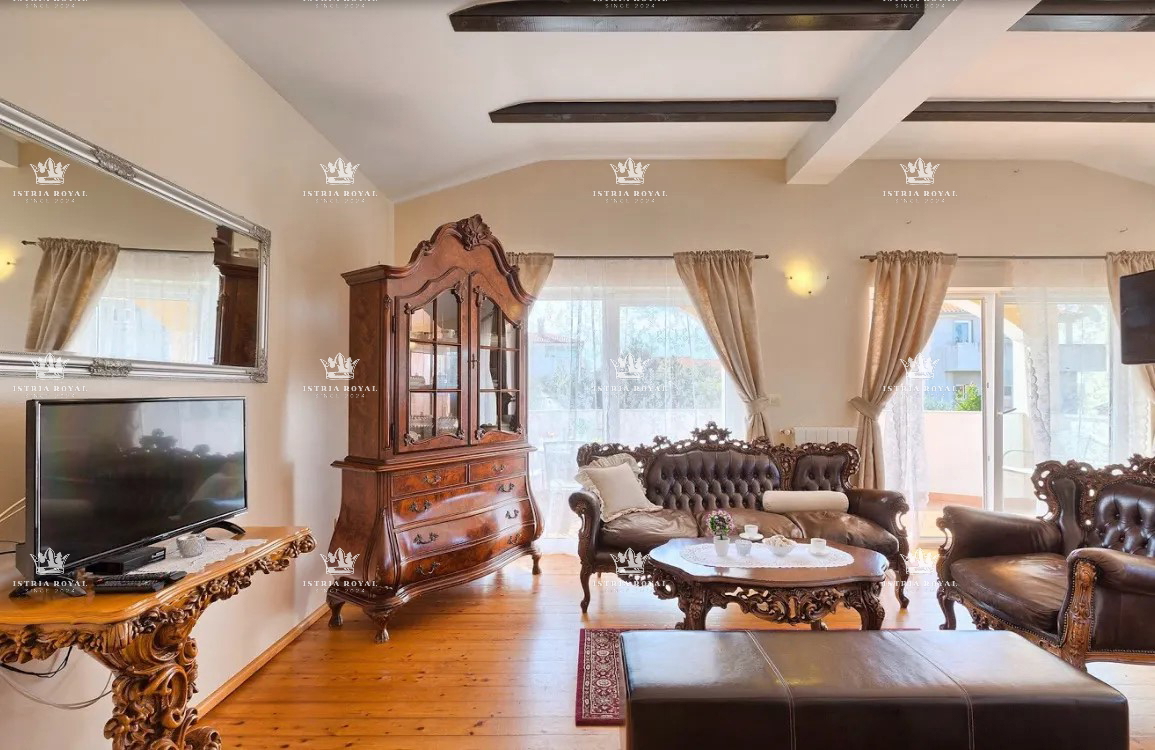 IN VENDITA – Villa di lusso con piscina e centro benessere a Pola, 260 m², 4 appartamenti, a 650 m dal mare