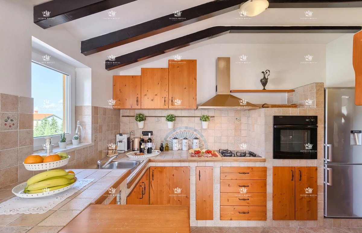 IN VENDITA – Villa di lusso con piscina e centro benessere a Pola, 260 m², 4 appartamenti, a 650 m dal mare