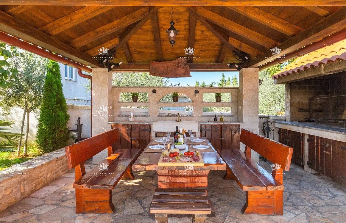 IN VENDITA – Villa di lusso con piscina e centro benessere a Pola, 260 m², 4 appartamenti, a 650 m dal mare