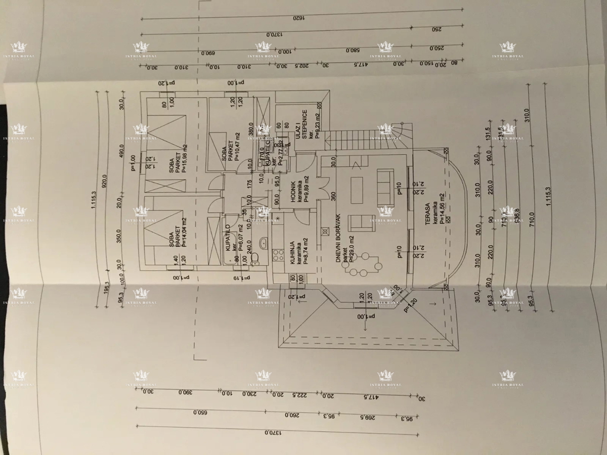 IN VENDITA – Villa di lusso con piscina e centro benessere a Pola, 260 m², 4 appartamenti, a 650 m dal mare