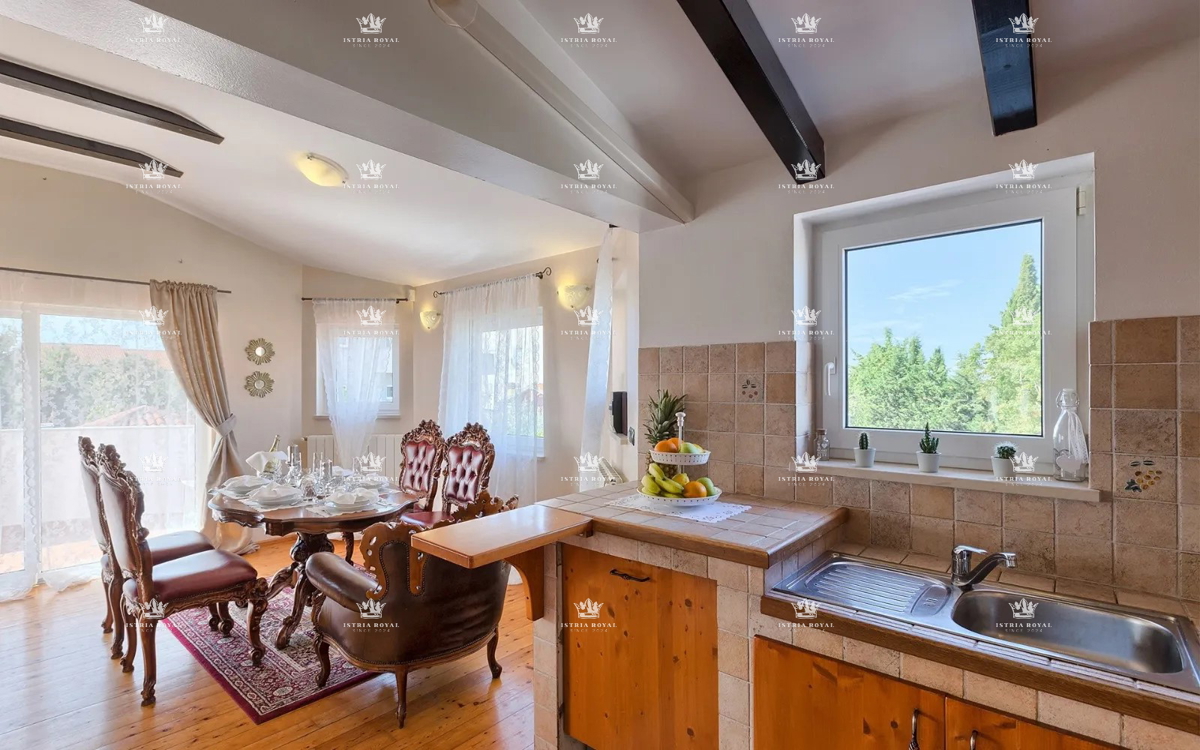 IN VENDITA – Villa di lusso con piscina e centro benessere a Pola, 260 m², 4 appartamenti, a 650 m dal mare