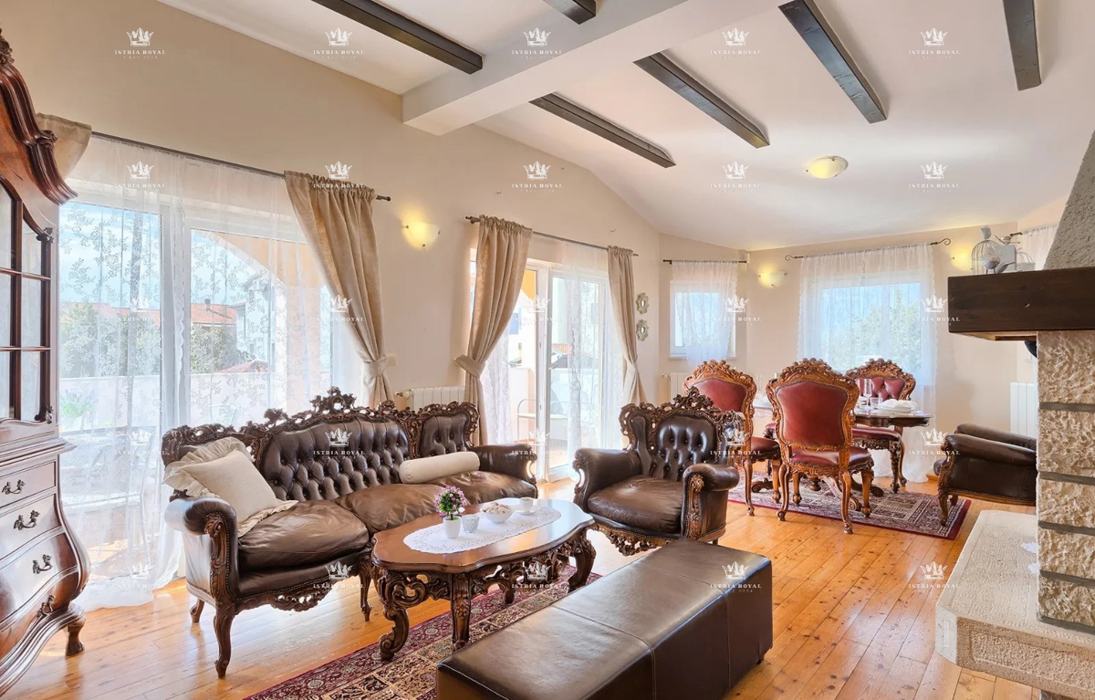 IN VENDITA – Villa di lusso con piscina e centro benessere a Pola, 260 m², 4 appartamenti, a 650 m dal mare