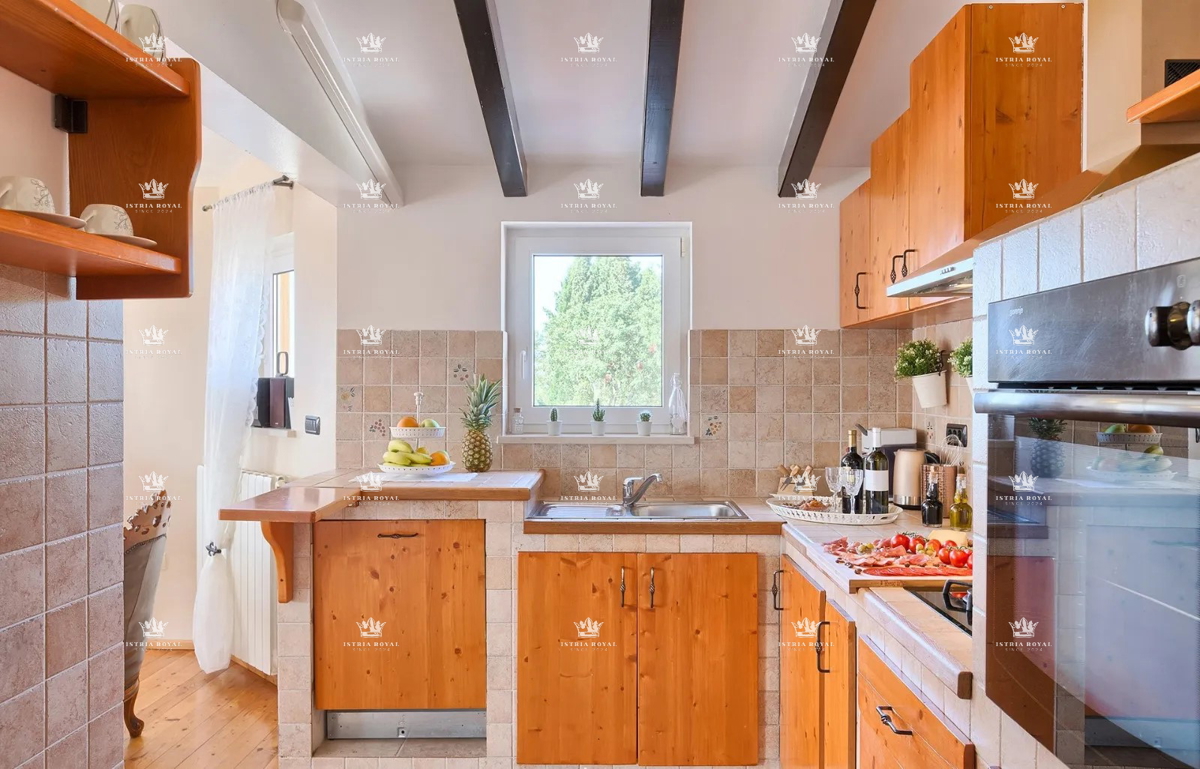 IN VENDITA – Villa di lusso con piscina e centro benessere a Pola, 260 m², 4 appartamenti, a 650 m dal mare