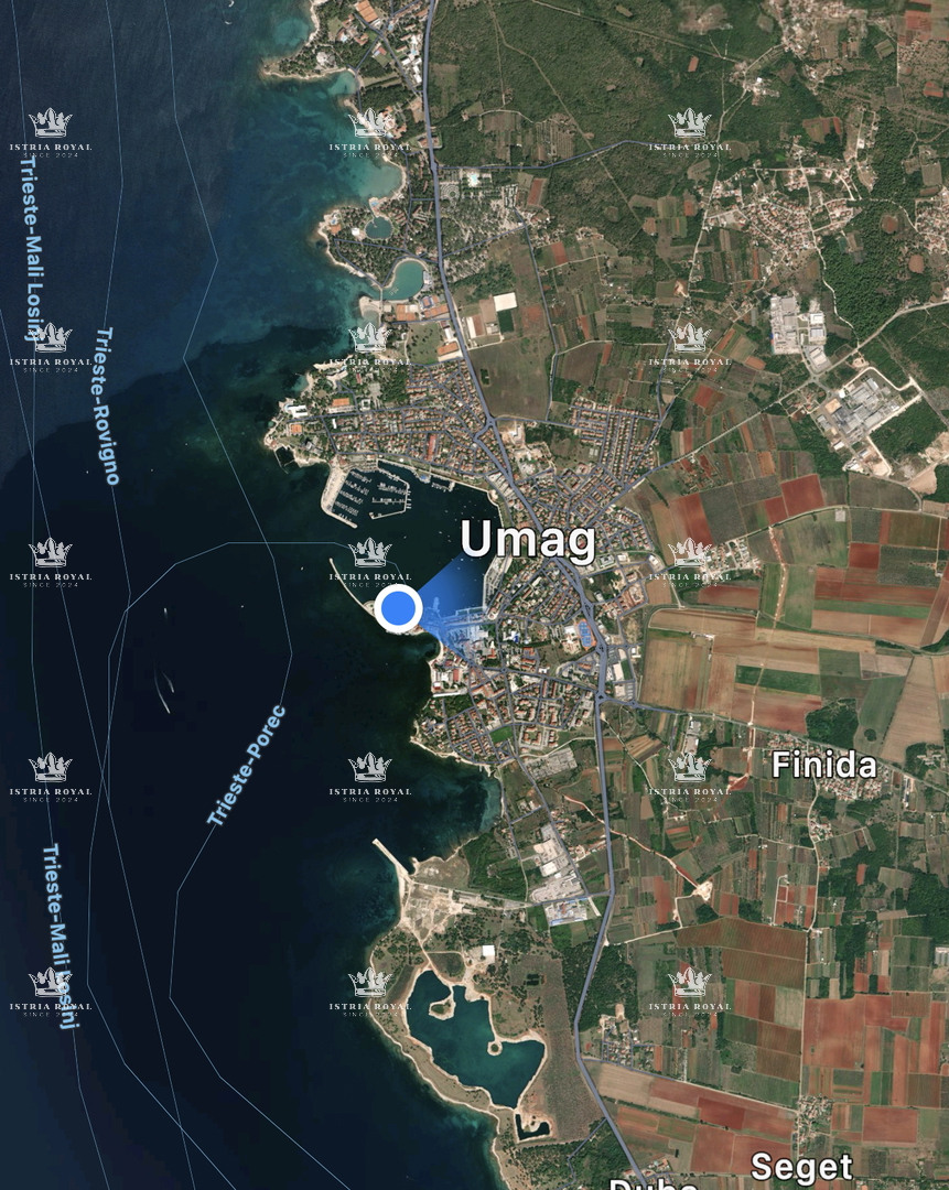 Istria, Umag, casa di 200 m2 da ristrutturare, 3 appartamenti, prima fila sul mare, vista aperta sul mare, centro città