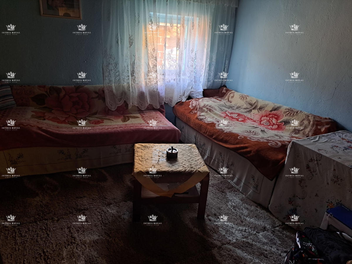 Istria, Umag, casa di 200 m2 da ristrutturare, 3 appartamenti, prima fila sul mare, vista aperta sul mare, centro città