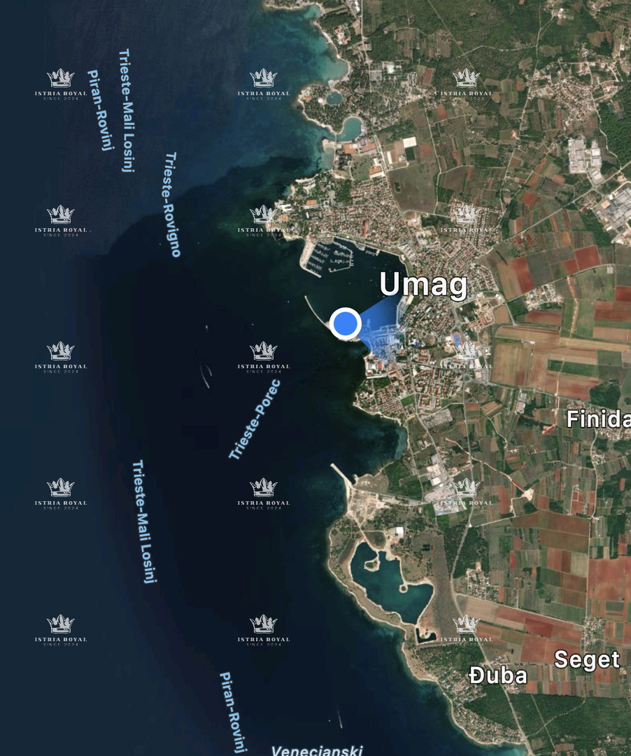 Istria, Umag, casa di 200 m2 da ristrutturare, 3 appartamenti, prima fila sul mare, vista aperta sul mare, centro città