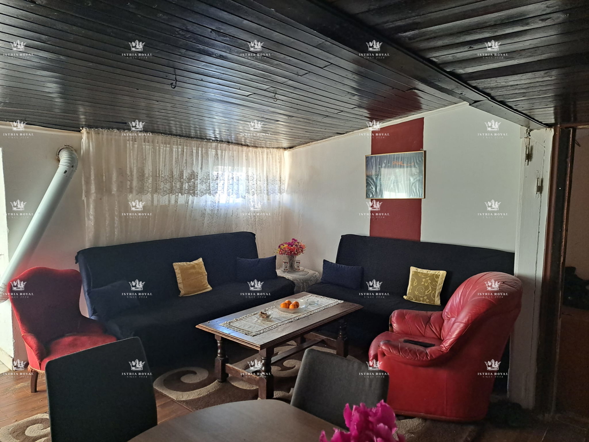 Istria, Umag, casa di 200 m2 da ristrutturare, 3 appartamenti, prima fila sul mare, vista aperta sul mare, centro città