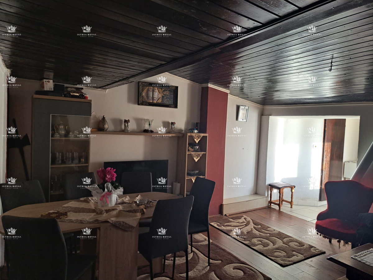 Istria, Umag, casa di 200 m2 da ristrutturare, 3 appartamenti, prima fila sul mare, vista aperta sul mare, centro città