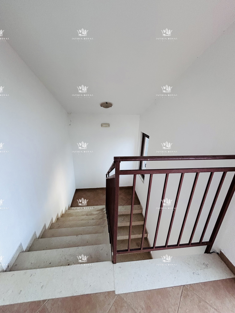 Istria, Bašanija, appartamento 2 camere da letto + soggiorno, 90 m2, tre terrazze, parcheggio, giardino 24 m2, zona tranquilla del quartiere