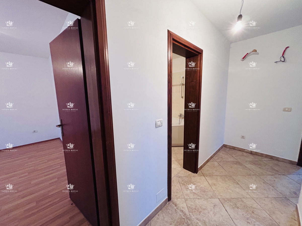 Istria, Bašanija, appartamento 2 camere da letto + soggiorno, 90 m2, tre terrazze, parcheggio, giardino 24 m2, zona tranquilla del quartiere