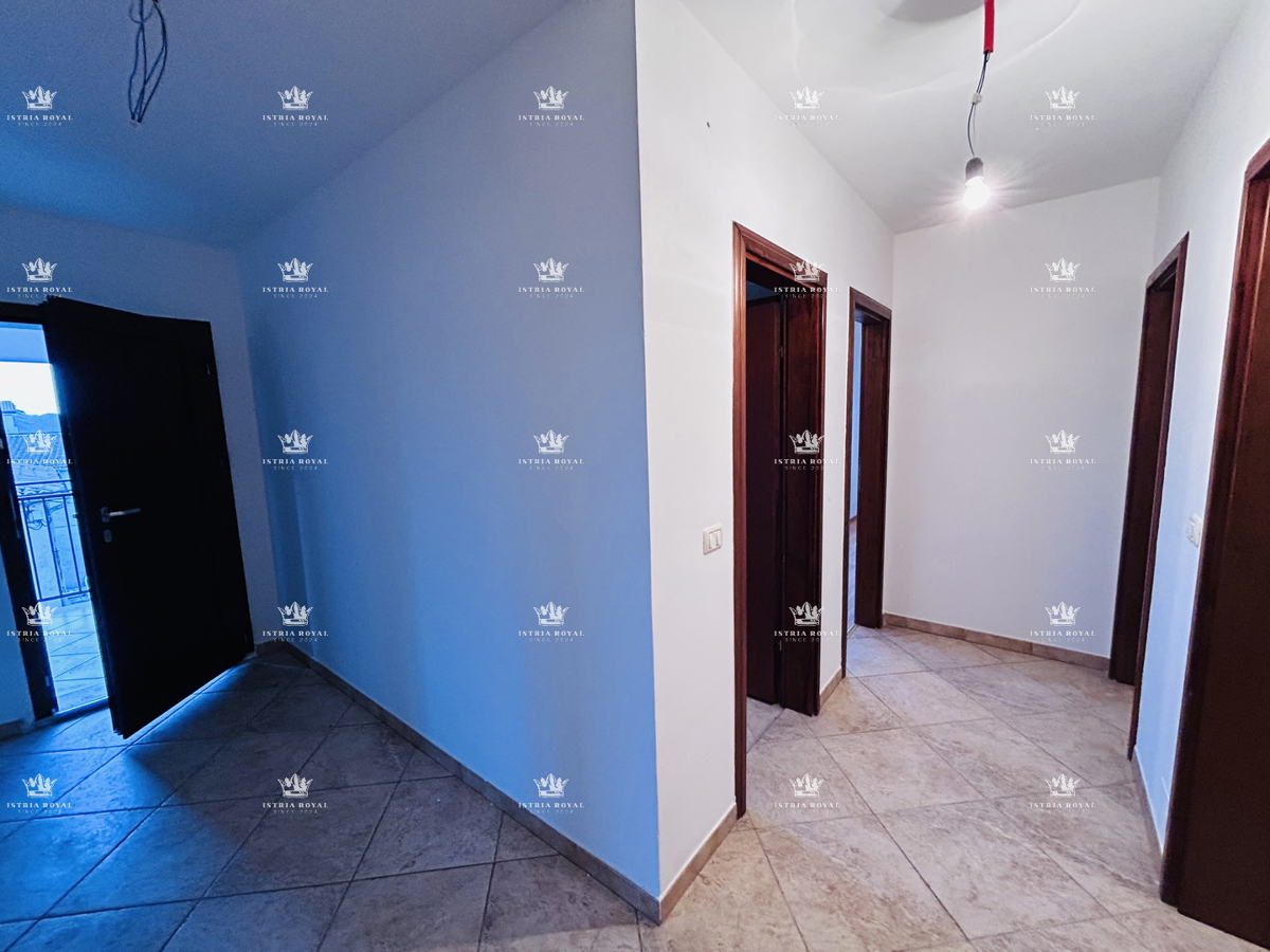 Istria, Bašanija, appartamento 2 camere da letto + soggiorno, 90 m2, tre terrazze, parcheggio, giardino 24 m2, zona tranquilla del quartiere