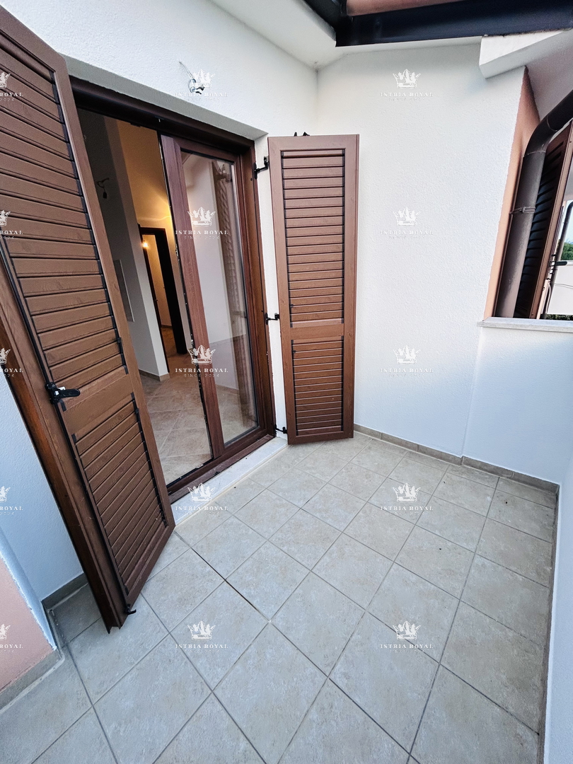 Istria, Bašanija, appartamento 2 camere da letto + soggiorno, 90 m2, tre terrazze, parcheggio, giardino 24 m2, zona tranquilla del quartiere