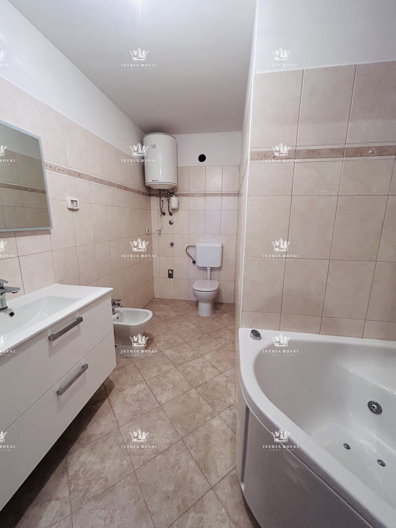 Istria, Bašanija, appartamento 2 camere da letto + soggiorno, 90 m2, tre terrazze, parcheggio, giardino 24 m2, zona tranquilla del quartiere