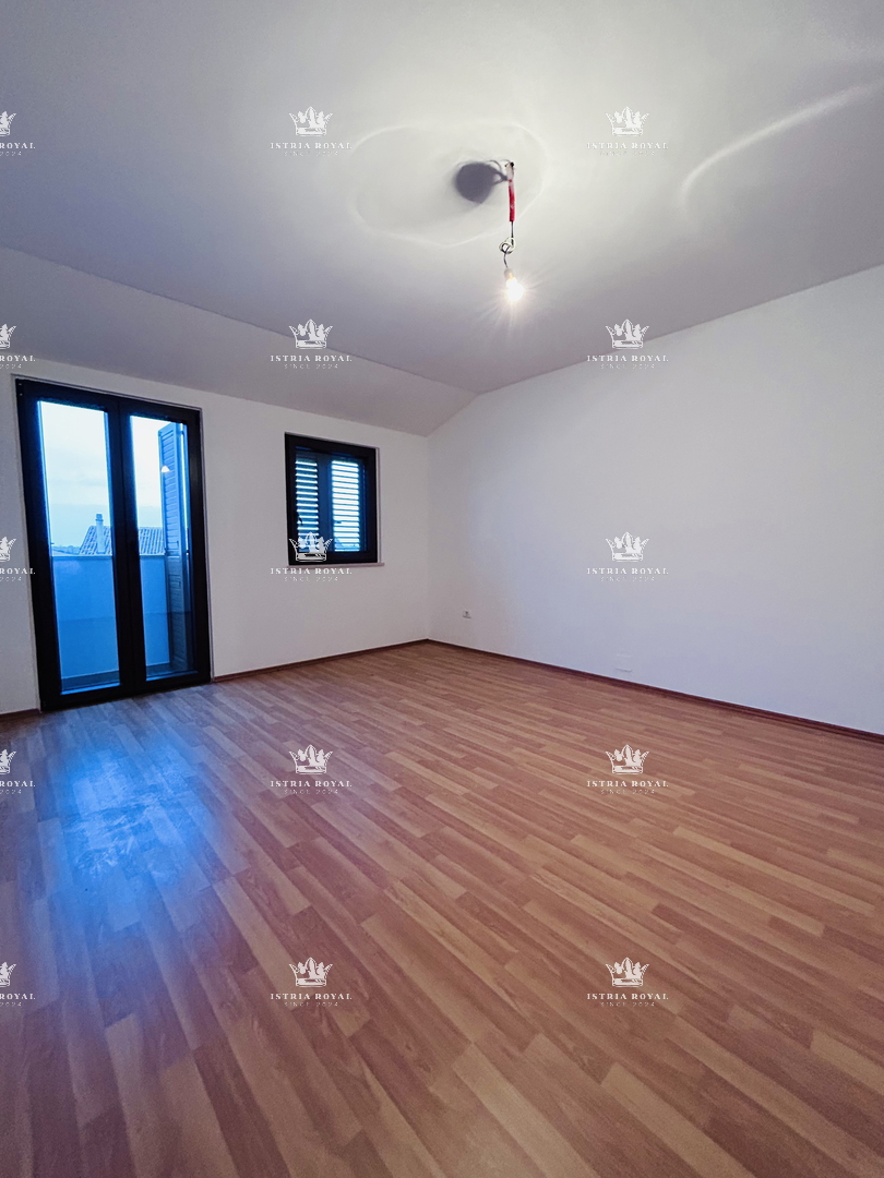 Istria, Bašanija, appartamento 2 camere da letto + soggiorno, 90 m2, tre terrazze, parcheggio, giardino 24 m2, zona tranquilla del quartiere