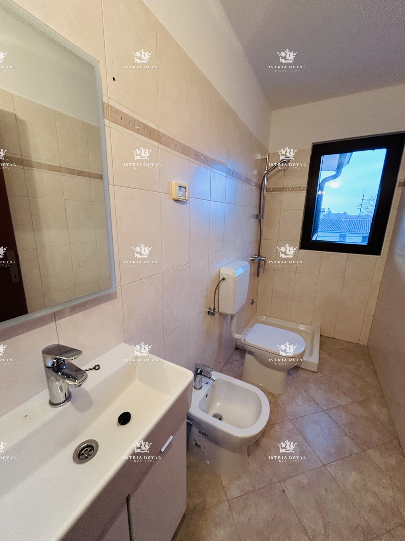 Istria, Bašanija, appartamento 2 camere da letto + soggiorno, 90 m2, tre terrazze, parcheggio, giardino 24 m2, zona tranquilla del quartiere