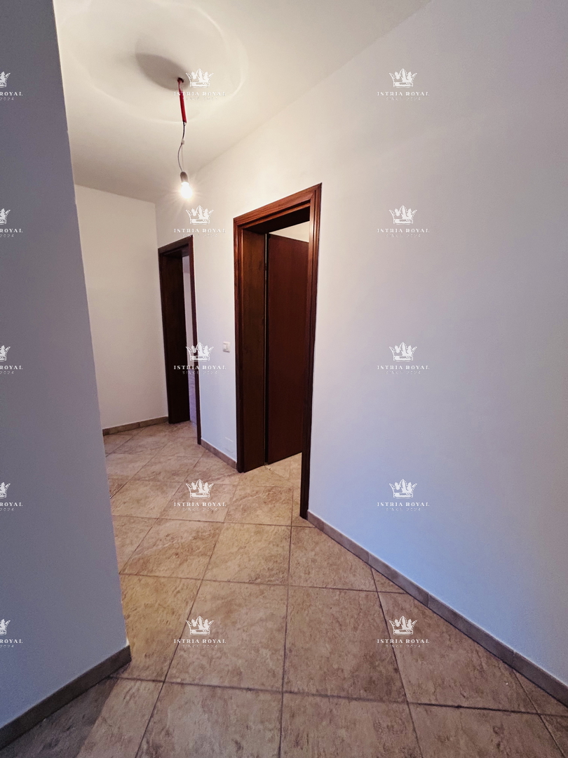 Istria, Bašanija, appartamento 2 camere da letto + soggiorno, 90 m2, tre terrazze, parcheggio, giardino 24 m2, zona tranquilla del quartiere