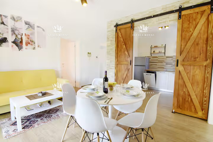 Istra, Umag, casa con 2 appartamenti, 1 monolocale, piscina, cortile