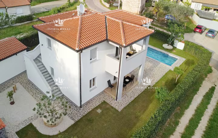Istra, Umag, casa con 2 appartamenti, 1 monolocale, piscina, cortile
