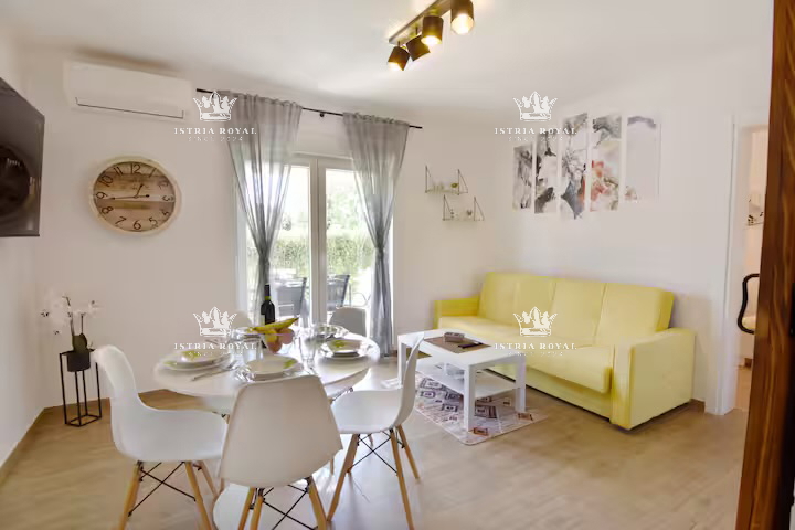 Istra, Umag, casa con 2 appartamenti, 1 monolocale, piscina, cortile