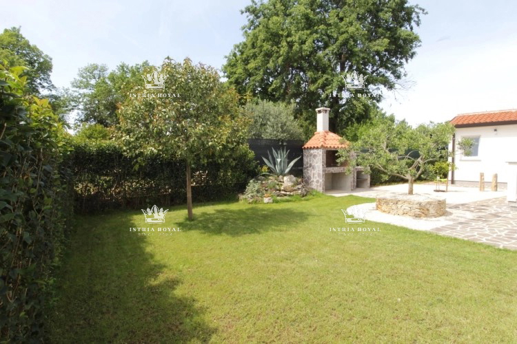 Istra, Umag, casa con 2 appartamenti, 1 monolocale, piscina, cortile