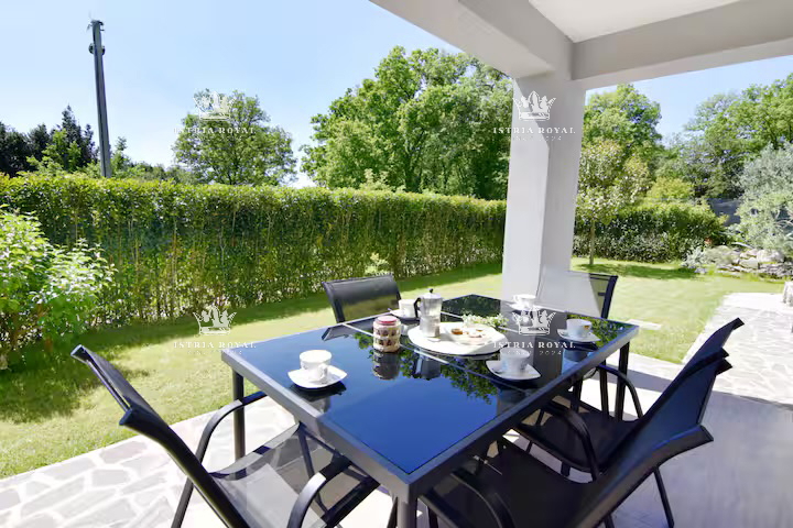 Istra, Umag, casa con 2 appartamenti, 1 monolocale, piscina, cortile