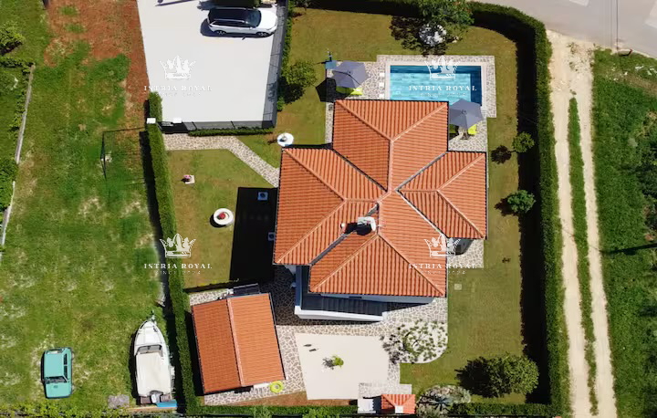 Istra, Umag, casa con 2 appartamenti, 1 monolocale, piscina, cortile