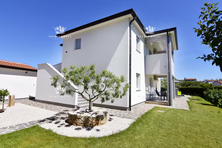 Istra, Umag, casa con 2 appartamenti, 1 monolocale, piscina, cortile