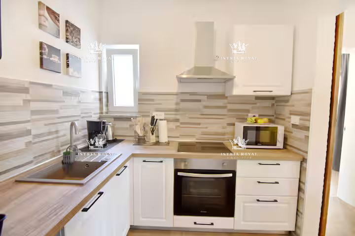 Istra, Umag, casa con 2 appartamenti, 1 monolocale, piscina, cortile