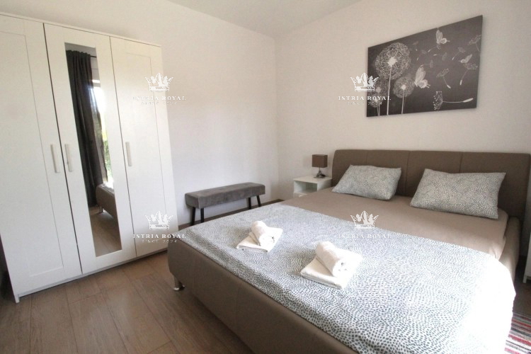 Istra, Umag, casa con 2 appartamenti, 1 monolocale, piscina, cortile