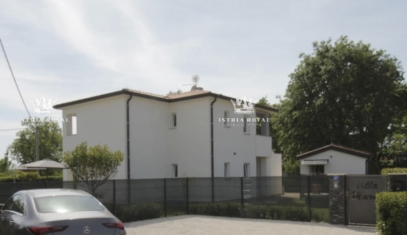 Istra, Umag, casa con 2 appartamenti, 1 monolocale, piscina, cortile