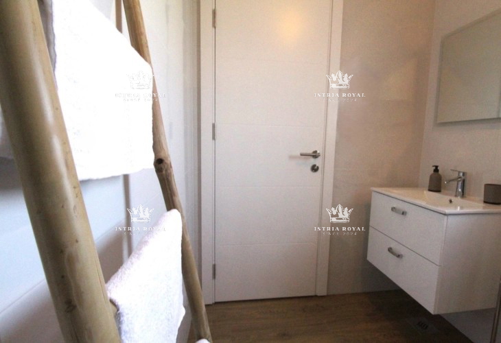 Istra, Umag, casa con 2 appartamenti, 1 monolocale, piscina, cortile