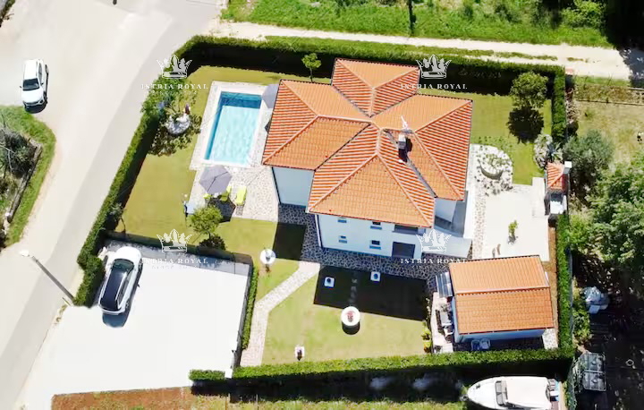 Istra, Umag, casa con 2 appartamenti, 1 monolocale, piscina, cortile