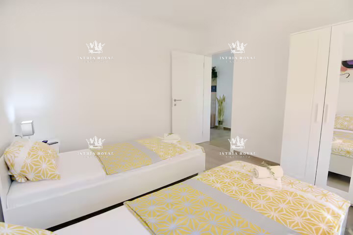 Istra, Umag, casa con 2 appartamenti, 1 monolocale, piscina, cortile