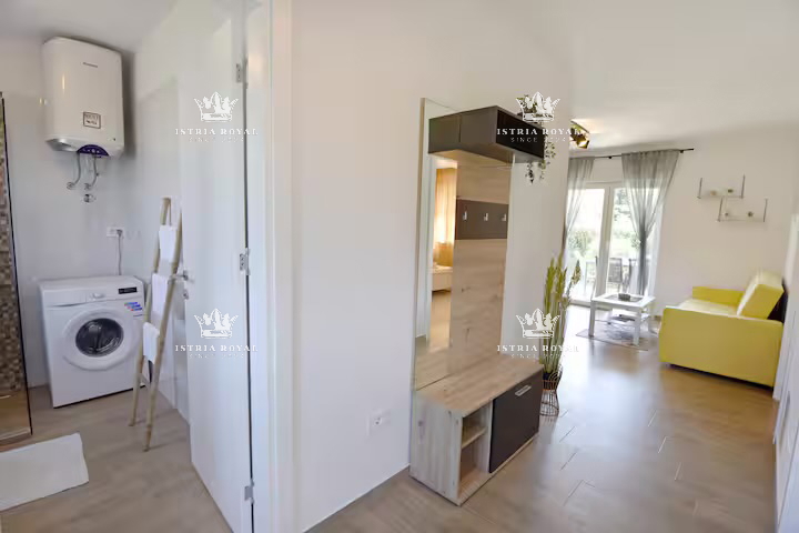 Istra, Umag, casa con 2 appartamenti, 1 monolocale, piscina, cortile