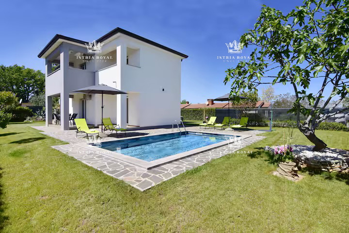 Istra, Umag, casa con 2 appartamenti, 1 monolocale, piscina, cortile