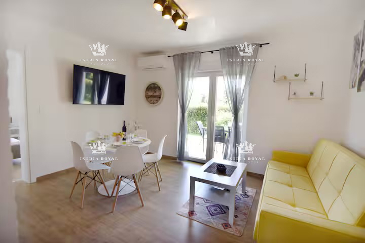 Istra, Umag, casa con 2 appartamenti, 1 monolocale, piscina, cortile