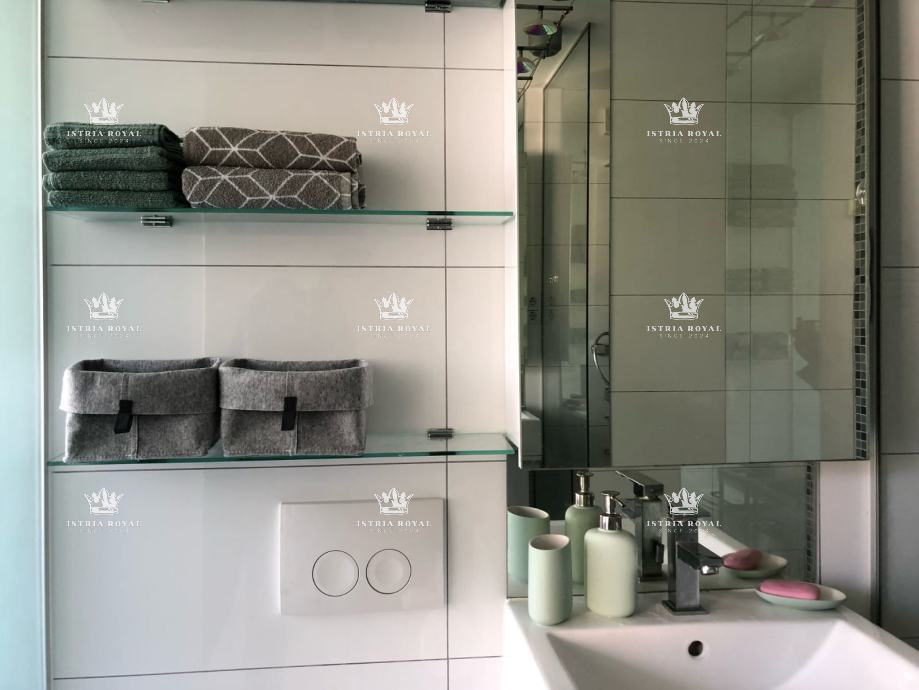 Istra, Červar Porat, appartamento 47m2, fronte mare, primo piano sul mare, 1 camera da letto + soggiorno con angolo cottura, terrazza,