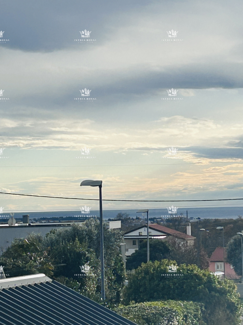 Istra, Umag, appartamento 61m2, 1 camera da letto + soggiorno, più monolocale di 16m2 nel seminterrato, cortile 79m2, 2 posti auto 38m2, frazionato, documenti in regola, vista mare