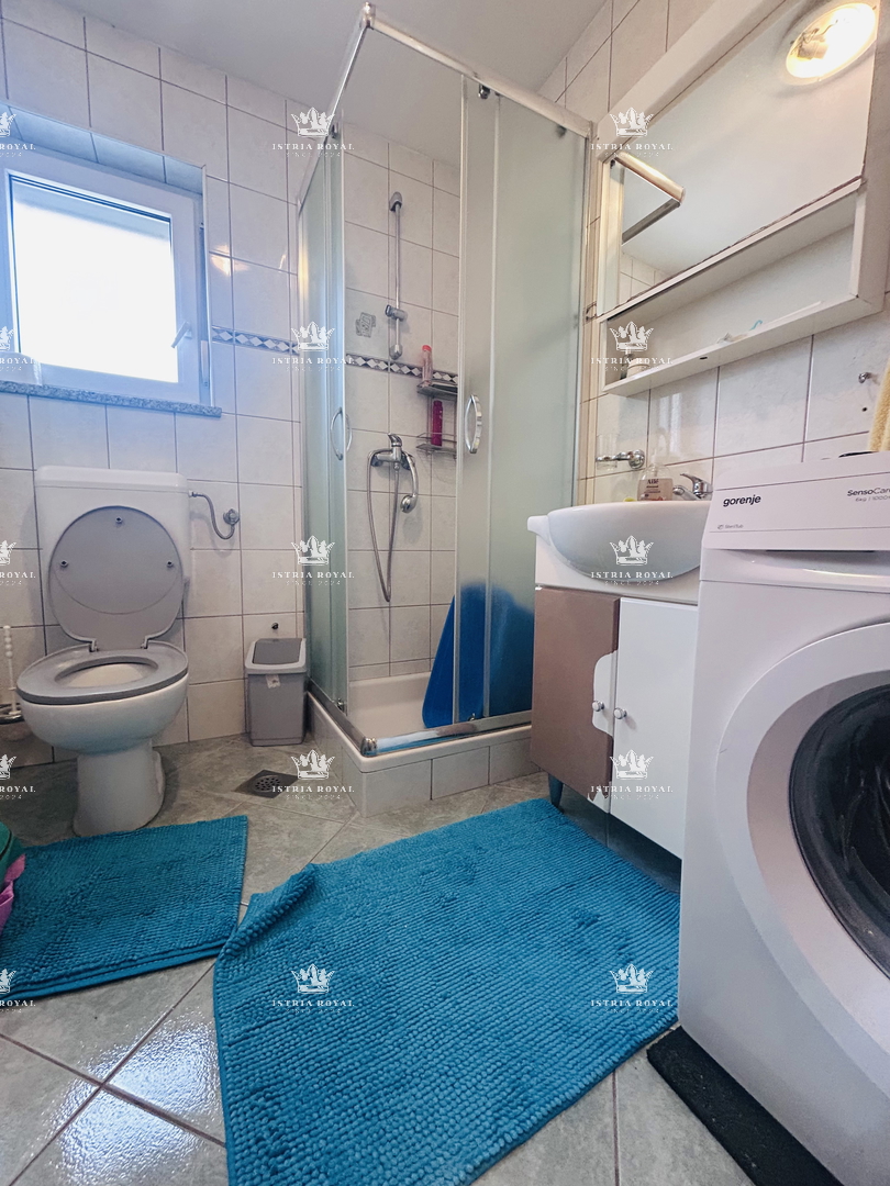 Istra, Umag, appartamento 61m2, 1 camera da letto + soggiorno, più monolocale di 16m2 nel seminterrato, cortile 79m2, 2 posti auto 38m2, frazionato, documenti in regola, vista mare