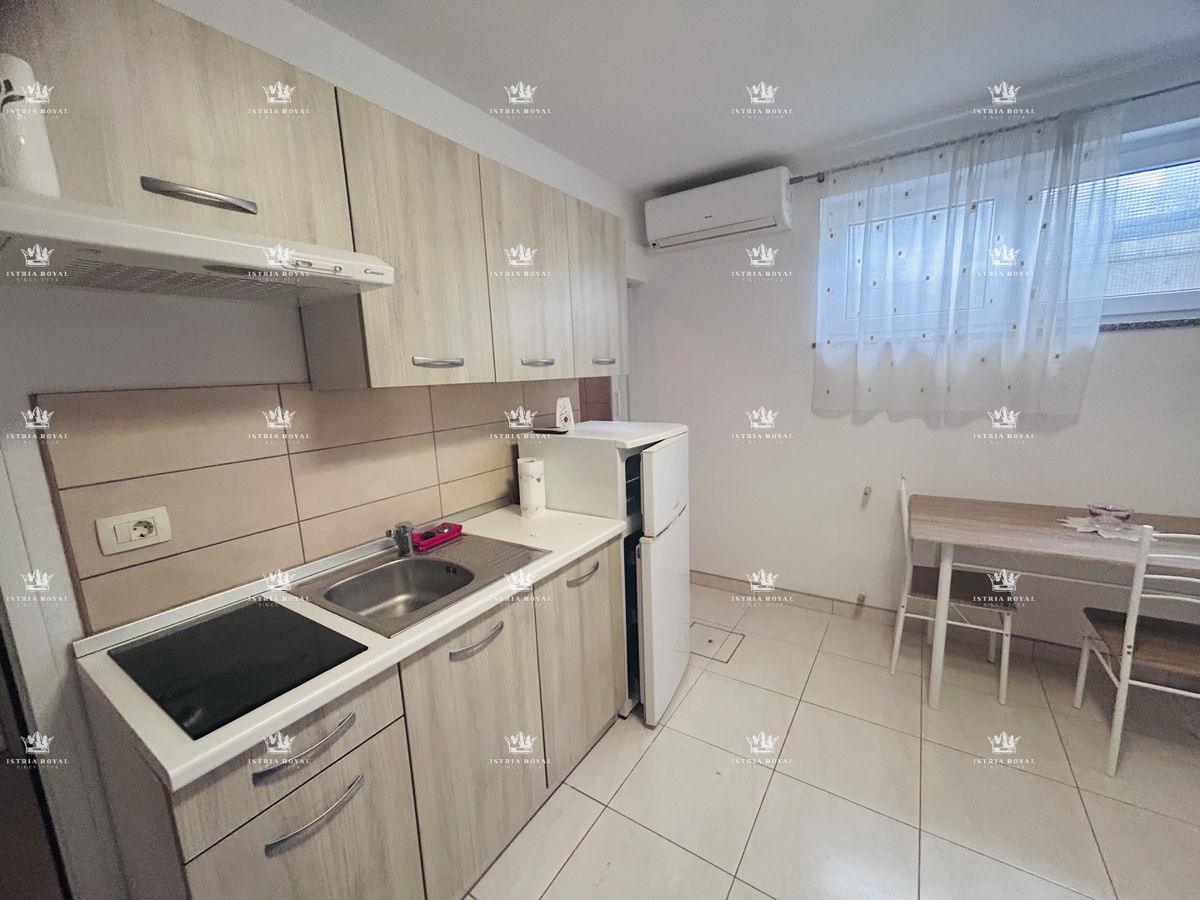 Istra, Umag, appartamento 61m2, 1 camera da letto + soggiorno, più monolocale di 16m2 nel seminterrato, cortile 79m2, 2 posti auto 38m2, frazionato, documenti in regola, vista mare