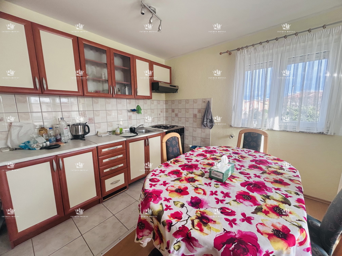 Istra, Umag, appartamento 61m2, 1 camera da letto + soggiorno, più monolocale di 16m2 nel seminterrato, cortile 79m2, 2 posti auto 38m2, frazionato, documenti in regola, vista mare