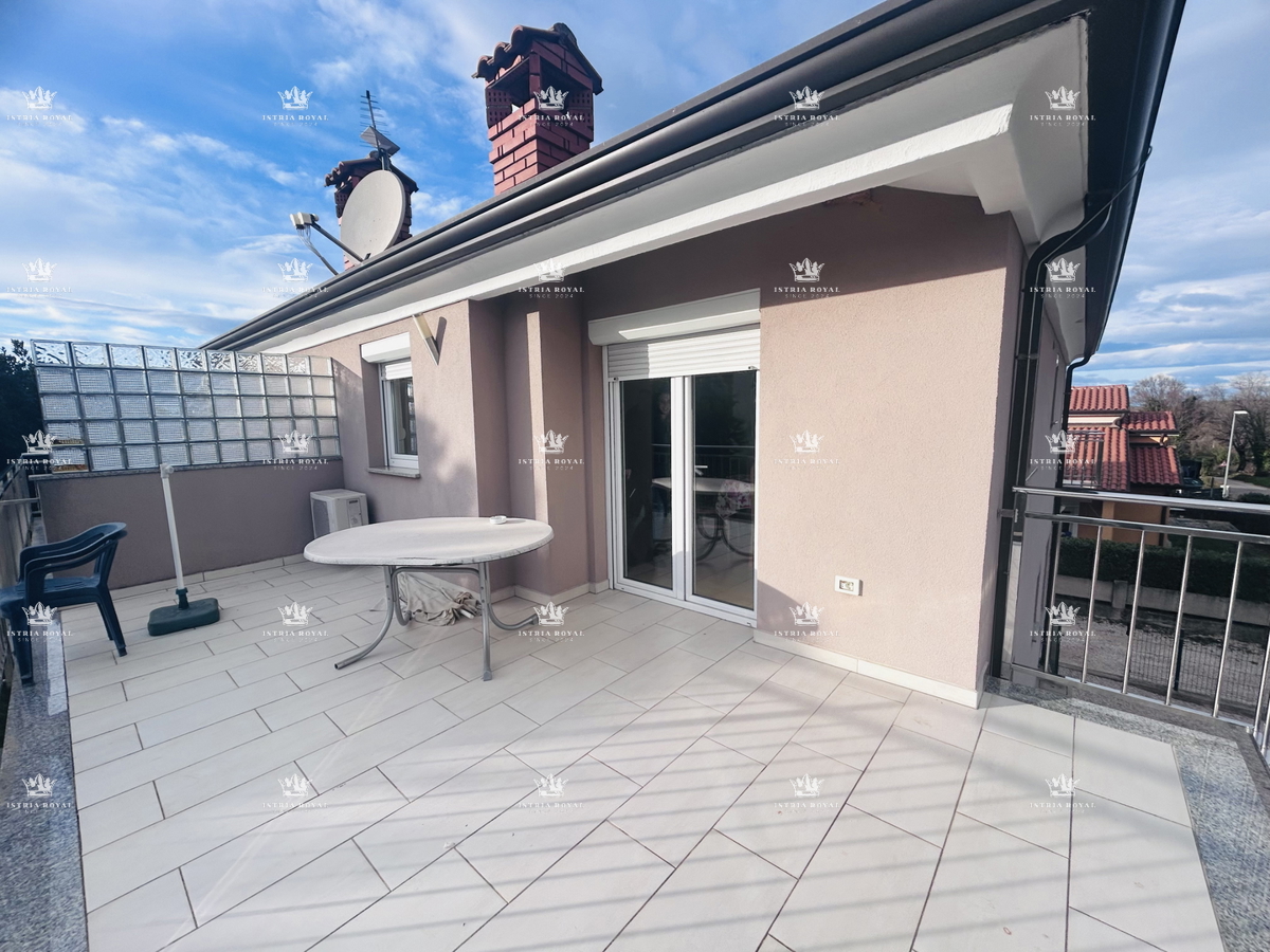 Istra, Umag, appartamento 61m2, 1 camera da letto + soggiorno, più monolocale di 16m2 nel seminterrato, cortile 79m2, 2 posti auto 38m2, frazionato, documenti in regola, vista mare