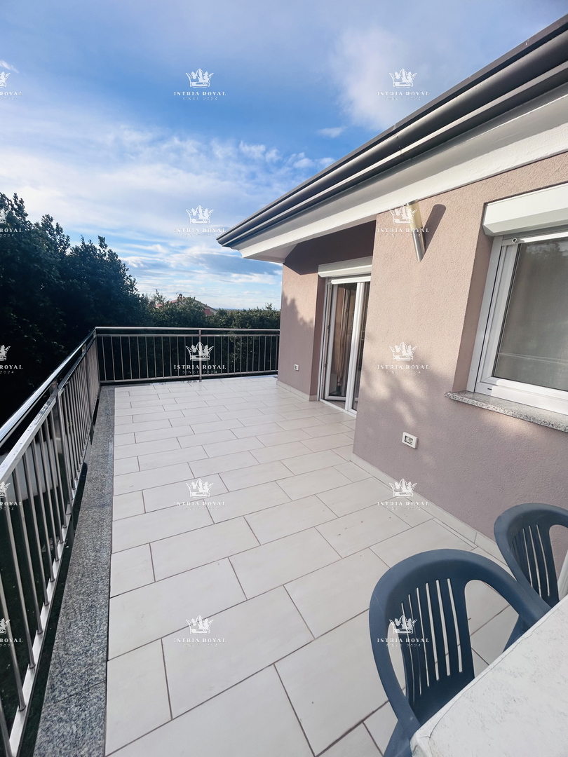 Istra, Umag, appartamento 61m2, 1 camera da letto + soggiorno, più monolocale di 16m2 nel seminterrato, cortile 79m2, 2 posti auto 38m2, frazionato, documenti in regola, vista mare