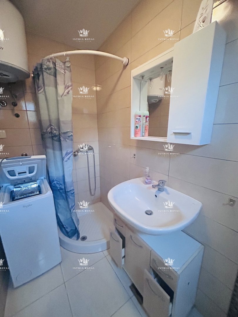 Istra, Umag, appartamento 61m2, 1 camera da letto + soggiorno, più monolocale di 16m2 nel seminterrato, cortile 79m2, 2 posti auto 38m2, frazionato, documenti in regola, vista mare