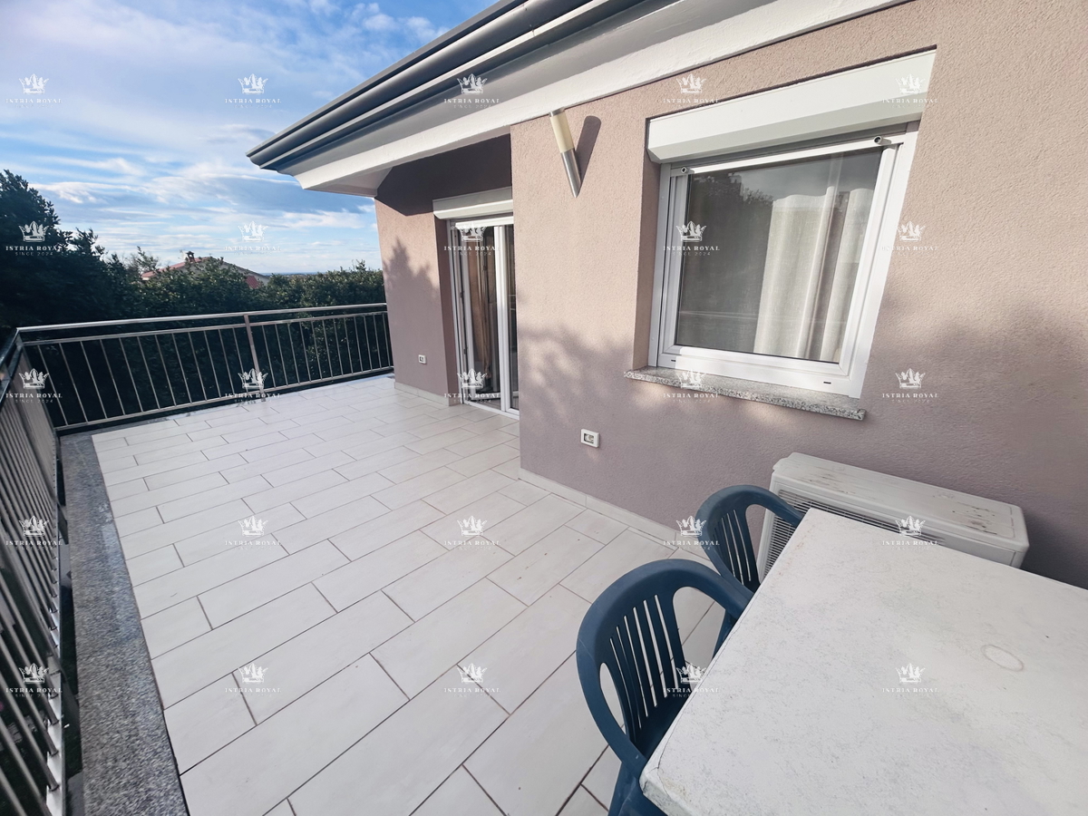 Istra, Umag, appartamento 61m2, 1 camera da letto + soggiorno, più monolocale di 16m2 nel seminterrato, cortile 79m2, 2 posti auto 38m2, frazionato, documenti in regola, vista mare