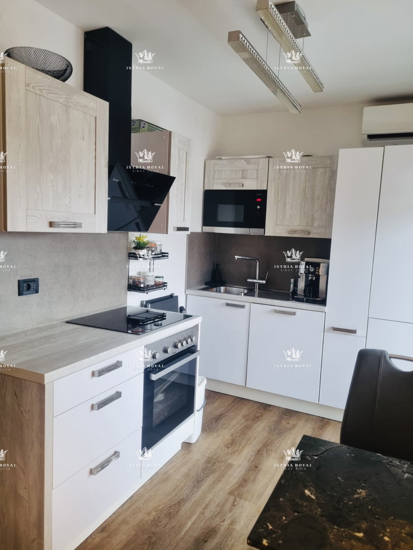 Istra, Poreč, appartamento 45m2, vista mare, 400m dal mare, arredato, terrazza, parcheggio