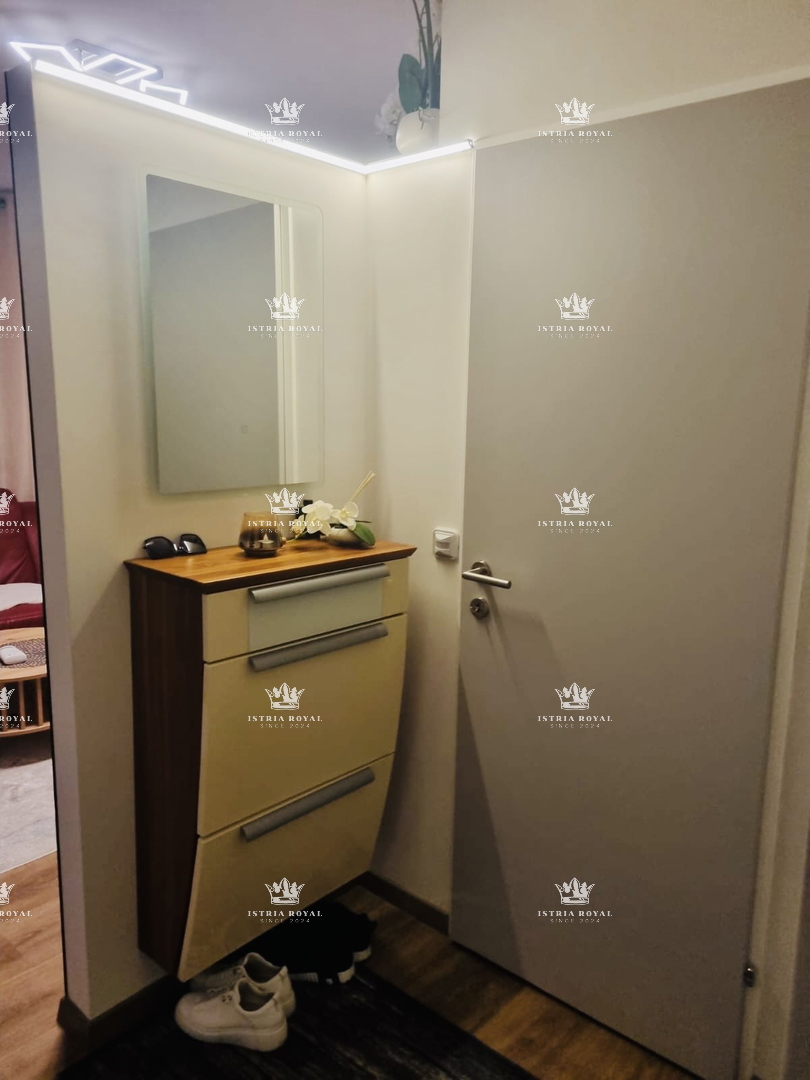 Istra, Poreč, appartamento 45m2, vista mare, 400m dal mare, arredato, terrazza, parcheggio